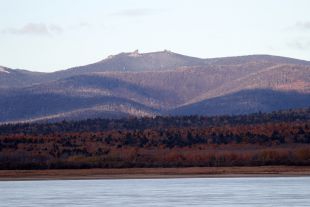 На фото: Амурские столбы, Шаман-камень. Хабаровский край, Дальний Восток, отрог хребта Чаятын, гора Сиур